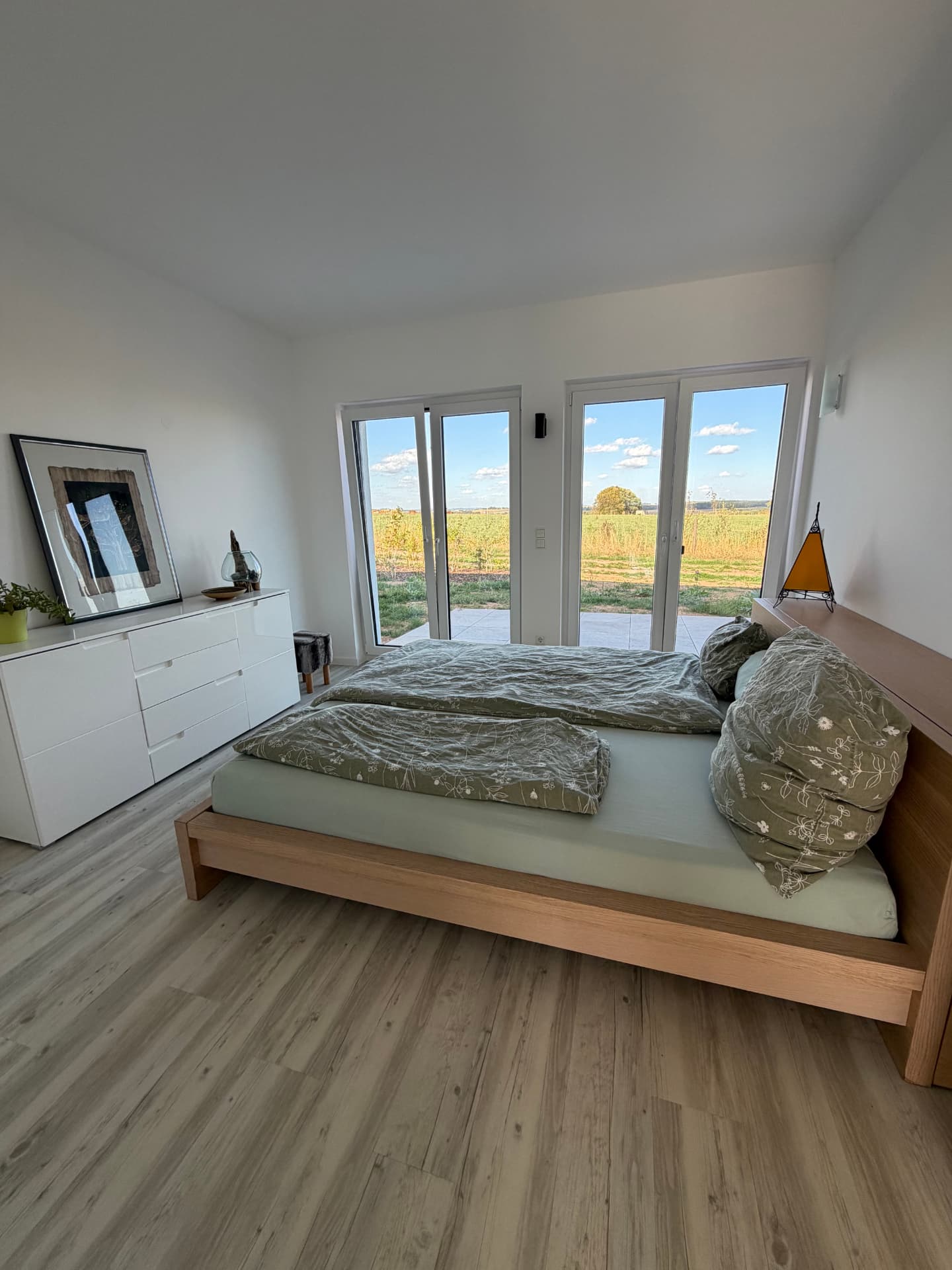 Schlafzimmer der Ferienwohnung mit Bett und Blick ins Grüne