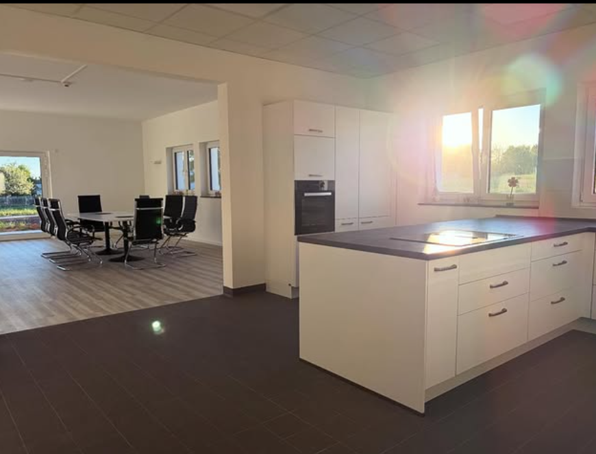 Gemeinschaftsküche und Esstisch in Haus Yvonne