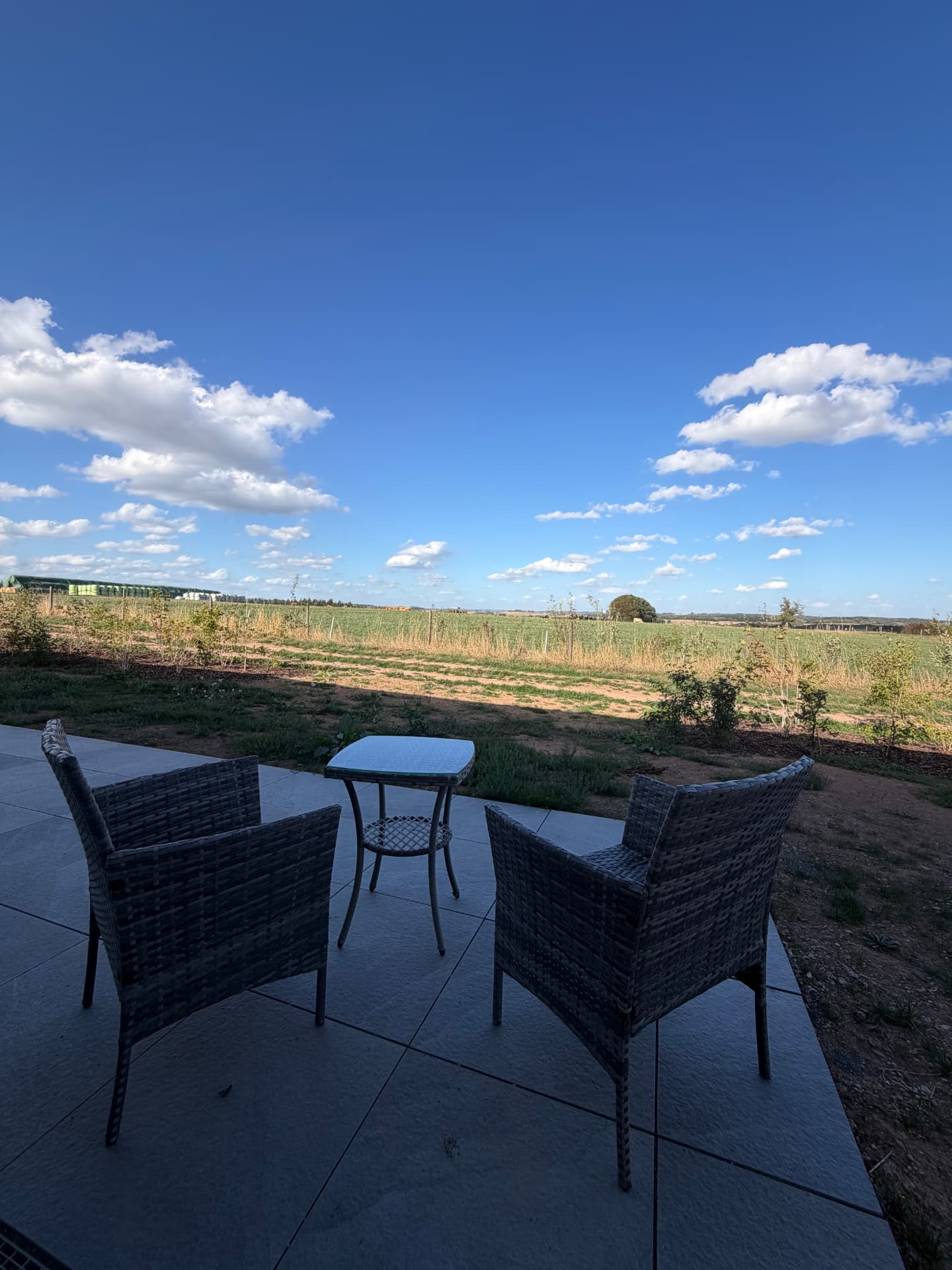Terrasse mit Sitzgelegenheit und Blick über Felder