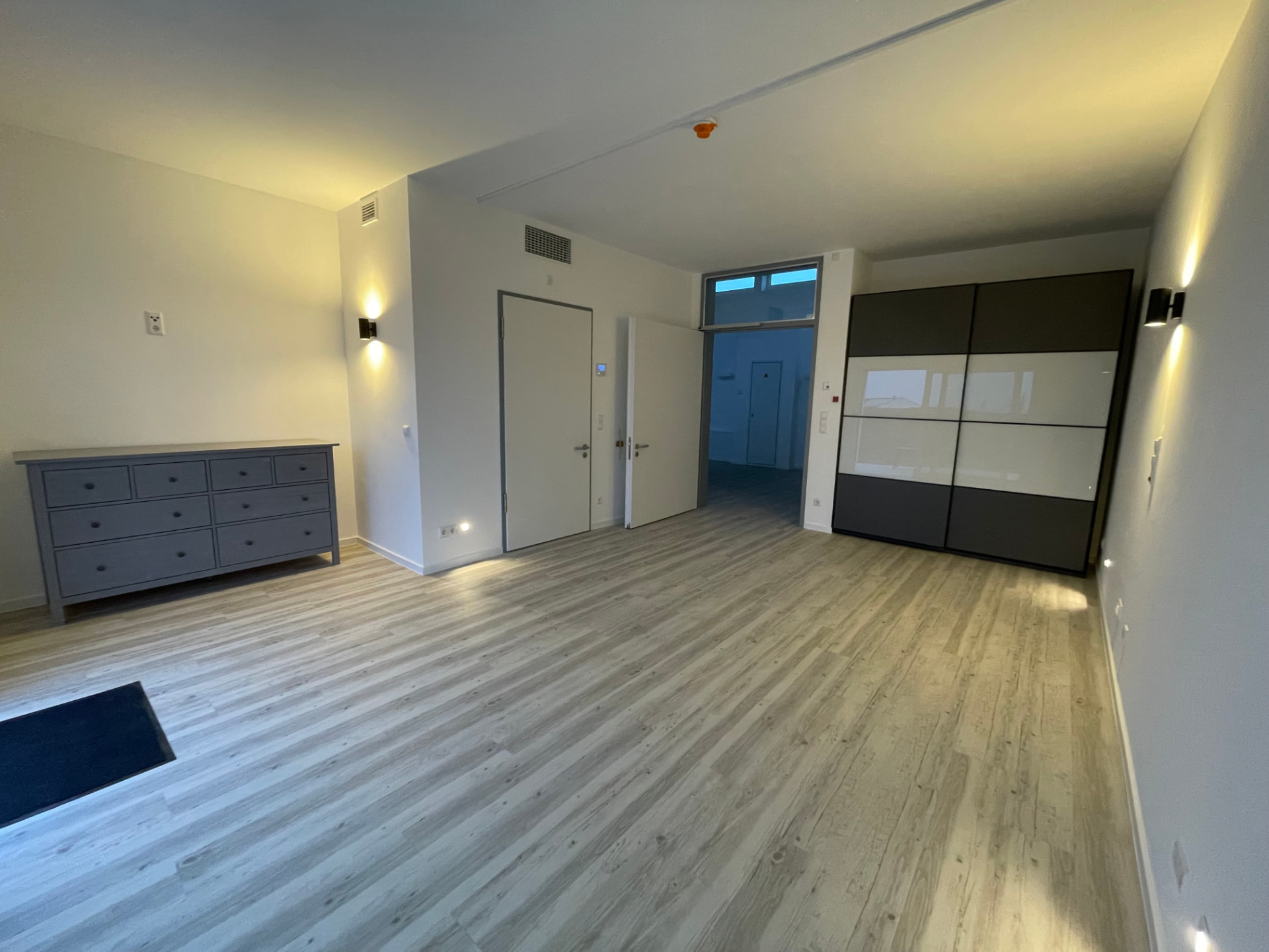 Barrierefreies Bewohnerzimmer mit Kommode und Kleiderschrank