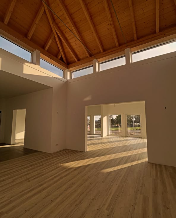 Gemeinschaftsraum mit Holzdecke und Lichteinfall in Haus Yvonne