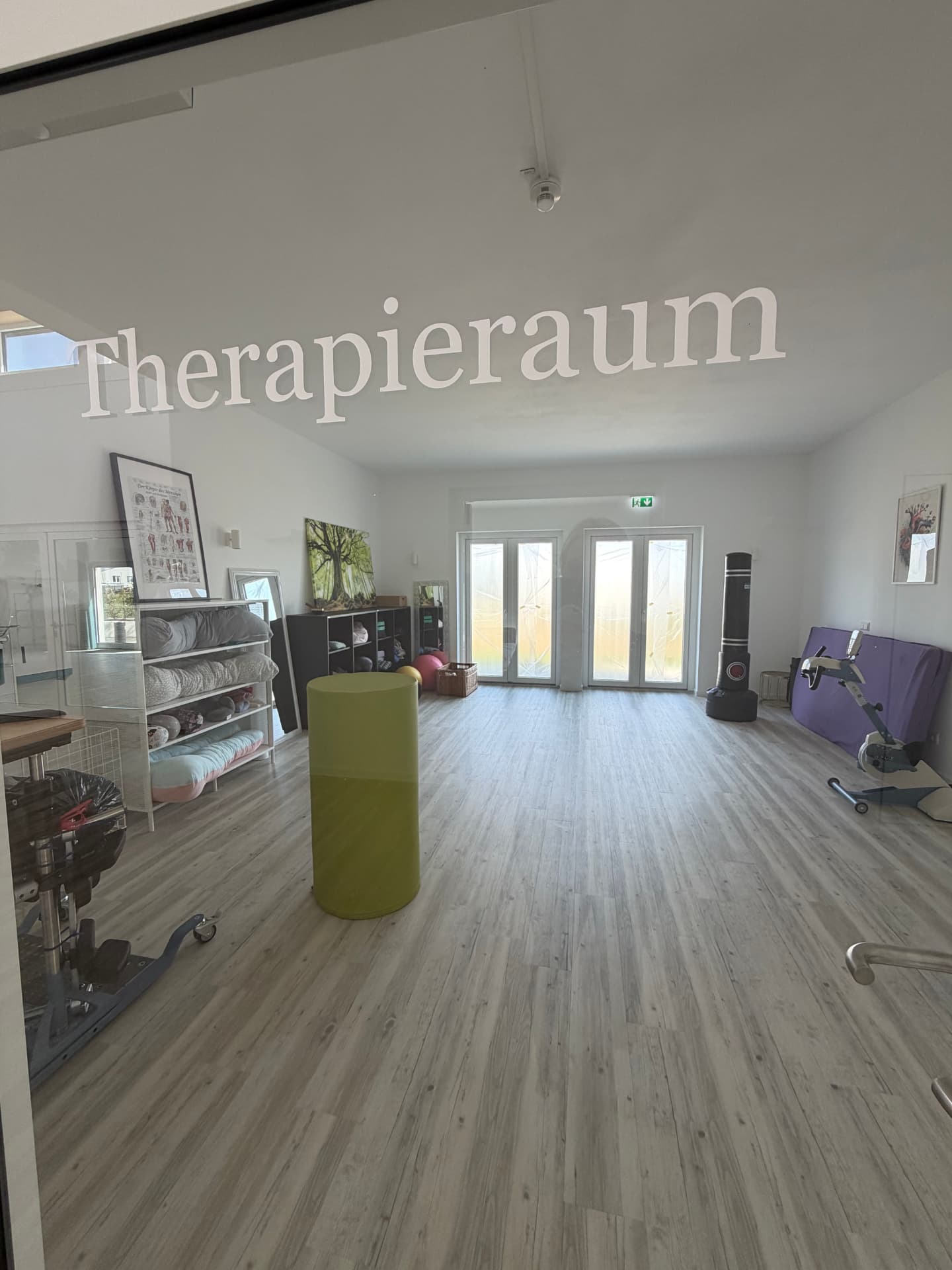 Großer heller Therapieraum mit offener Holzdachkonstruktion